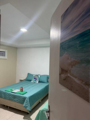 Quarto triplo em frente à praia